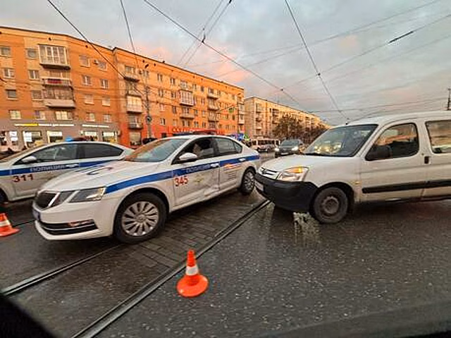 Даже ГАИ вызывать не надо: в Калининграде легковой фургон врезался прямо в машину ДПС