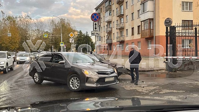 Автомобили перекрыли движение из-за столкновения на одной из улиц в Кемерове