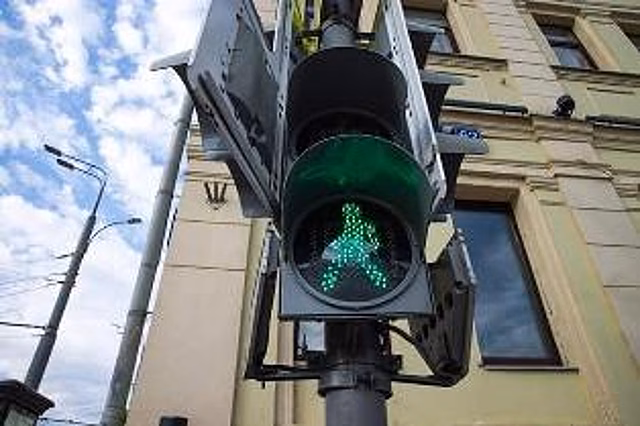 На Краснобогатырской отремонтировали пешеходный светофор