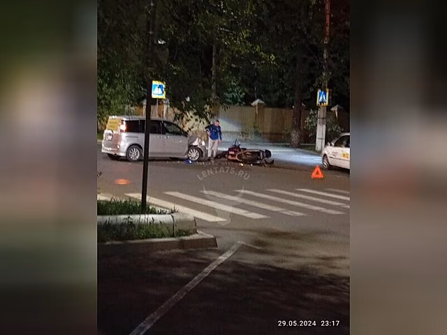 Мотоцикл и иномарка столкнулись в центре Читы