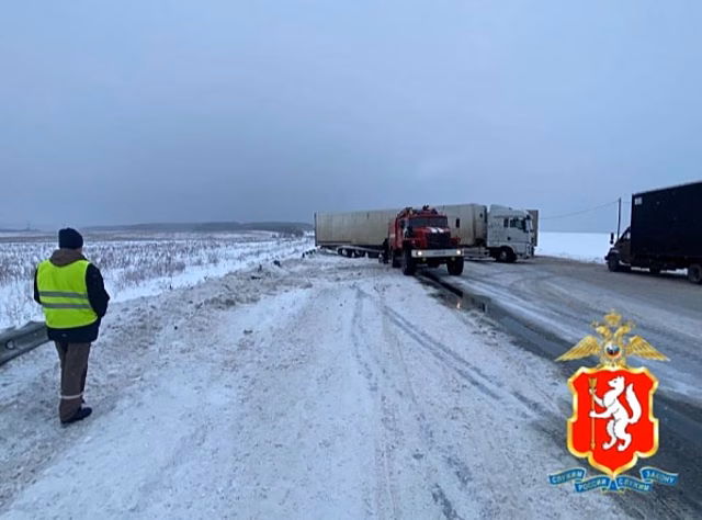 Огромная фура закупорила трассу Пермь – Екатеринбург