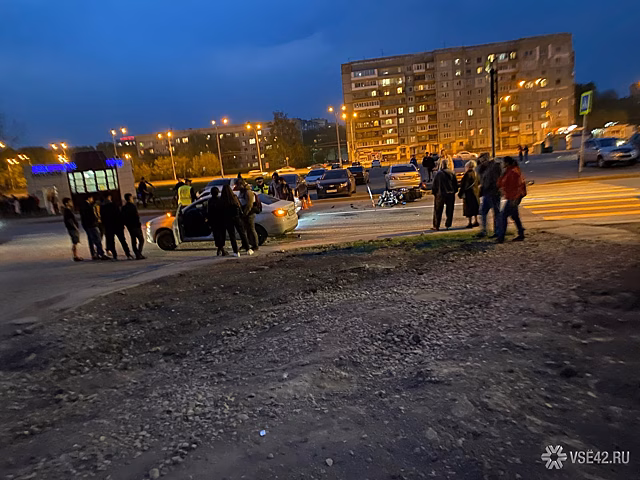 Мотоциклист с девочкой серьезно пострадали при наезде на машину в Кемерове
