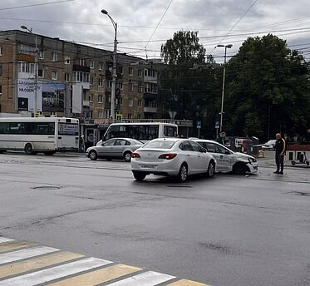 «Солидно вмазал»: из-за ДТП с такси на Черняховского встали трамваи и образовались пробки