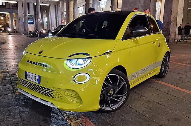 Первый электрический Abarth дебютирует 22 ноября