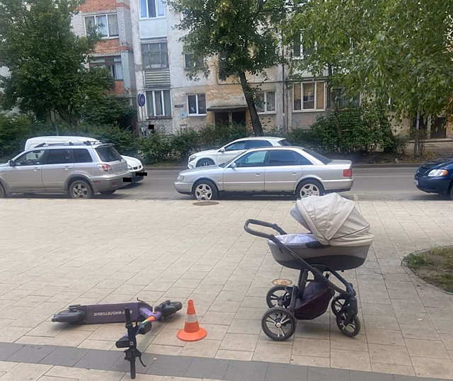 Мальчики на электросамокате сбили пешехода с младенцем в Калининграде