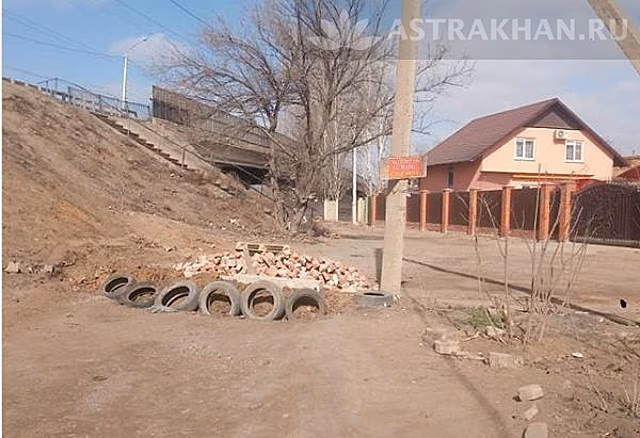 Здесь вам не рады. Жители перекрывают альтернативные пути объезда
