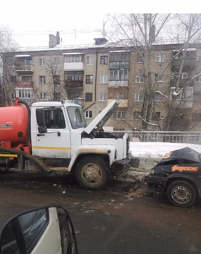 Пожилой костромич на ГАЗе умер за рулем и устроил аварию в Костроме