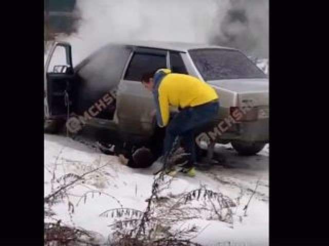 «Я не мог пройти мимо»: житель Уфы вытащил мужчину из горящей машины