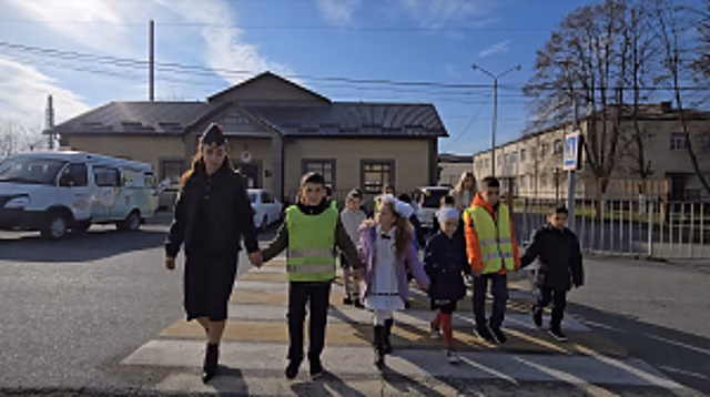 В Ардонском районе Северной Осетии прошла акция «Шагающий автобус», направленная на профилактику детского дорожно-транспортного травматизма