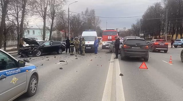 Три человека пострадали в ДТП, из-за которого стоял весь проспект Гагарина