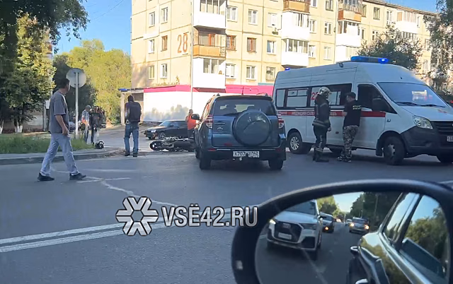 Мотоцикл разбился в болезненной аварии в Кемерове – видео с места событий