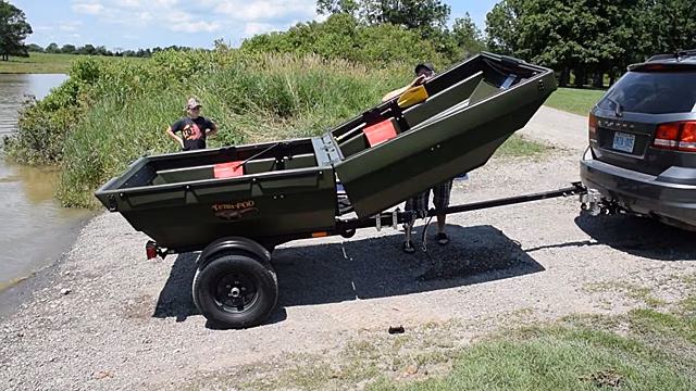 На первый взгляд Tetra-POD — это обычный прицеп с крышкой (175×132×55 см). Он устанавливается на колесную базу и служит контейнером для перевозки вещей суммарным весом до 900 кг. Однако Tetra-POD довольно просто превратить в полноценную лодку — нужно лишь откинуть крышку на 180º и соединить две половинки специальными крепежами. Длина лодки составляет 3,3 м, она рассчитана на загрузку до 350 кг.