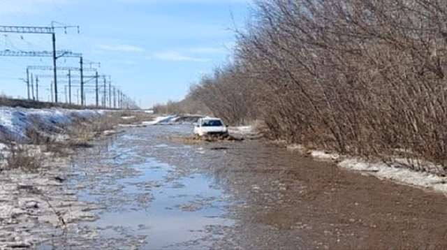 Залитая талыми водами дорога в п. Нижнесакмарский является охранной зоной ЮУЖД