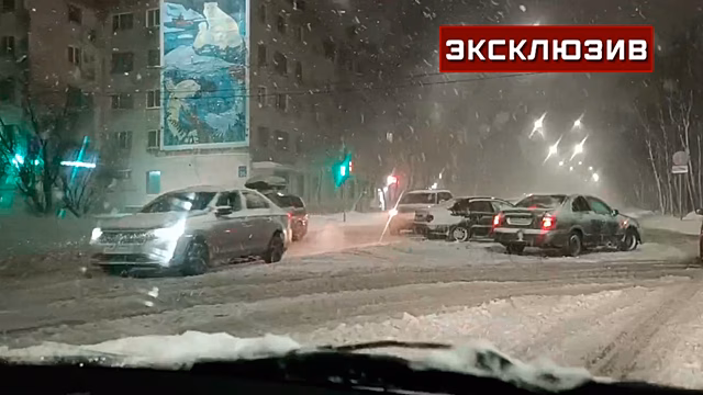 Водители показали кадры занесенных снегом дорог в Мурманске