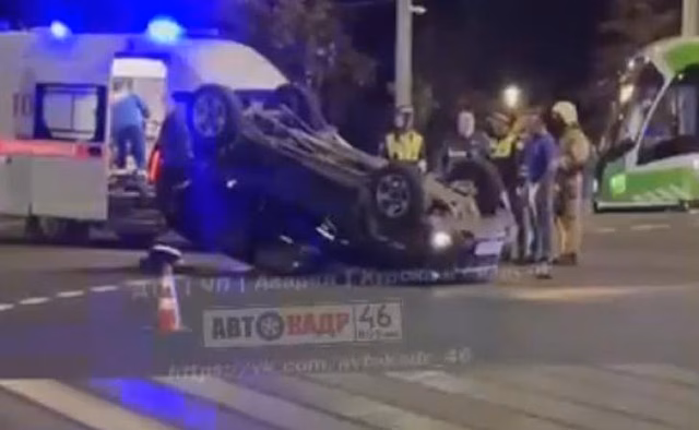 От столкновения двух авто в Курске одно из них перевернулось