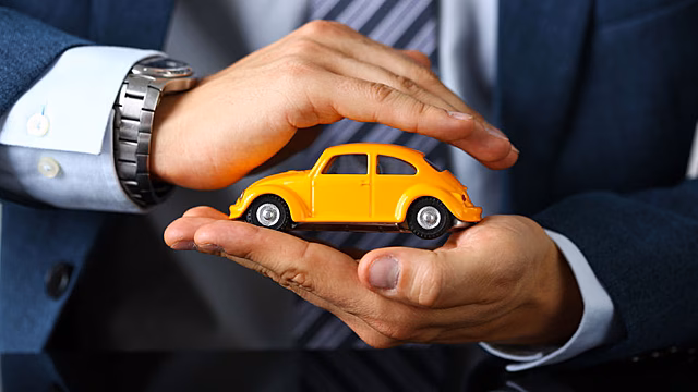 Автоэксперт рассказал, почему российские авто продаются по цене иномарок