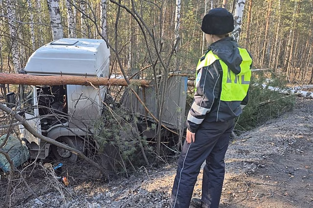 В Екатеринбурге ищут водителя, опрокинувшего тягач с прицепом в кювет
