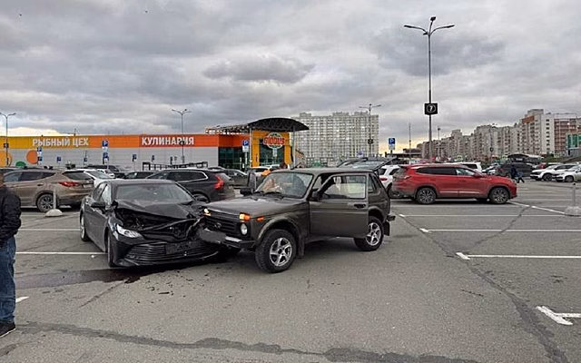 В Рязани "машина из фольги" попала в аварию на парковке