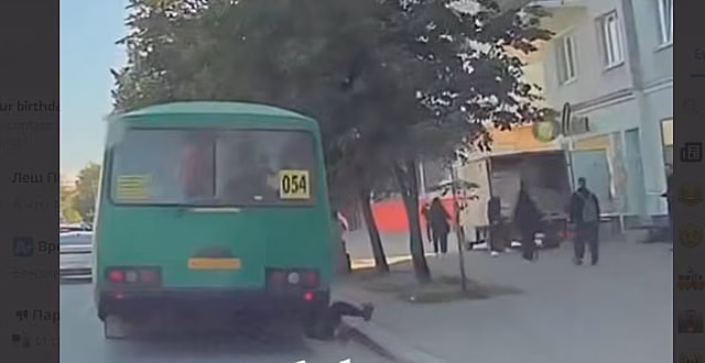 Случаем с екатеринбурженкой, выпавшей из автобуса, заинтересовались в Москве