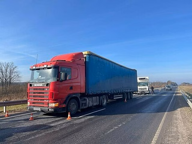В Черняховском районе водитель фуры пытался объехать помеху, но в итоге всё равно попал в аварию с другим грузовиком
