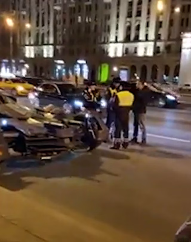 Суровые московские ДПСники остановили бэтмана, а его бэтмобиль отправили на штрафстоянку