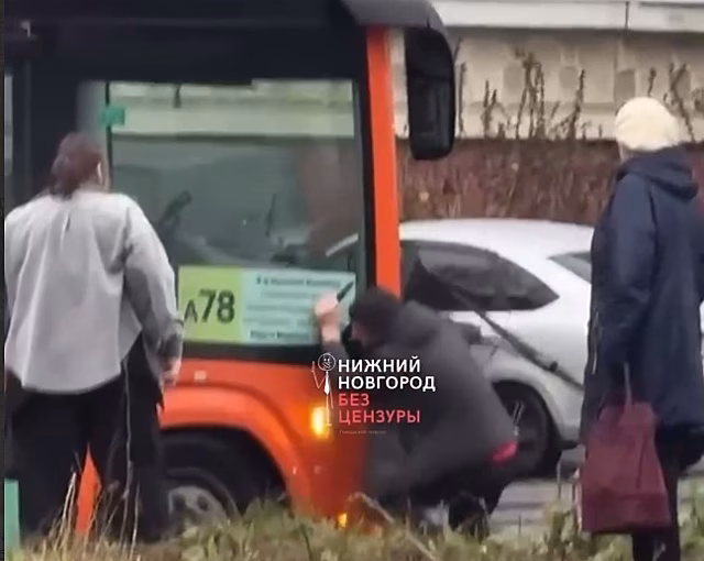 Неадекватный мужчина с ножом напал на автобус в Нижнем Новгороде