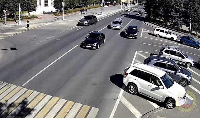 В центре Волгограда мотоциклист без прав столкнулся с легковушкой
