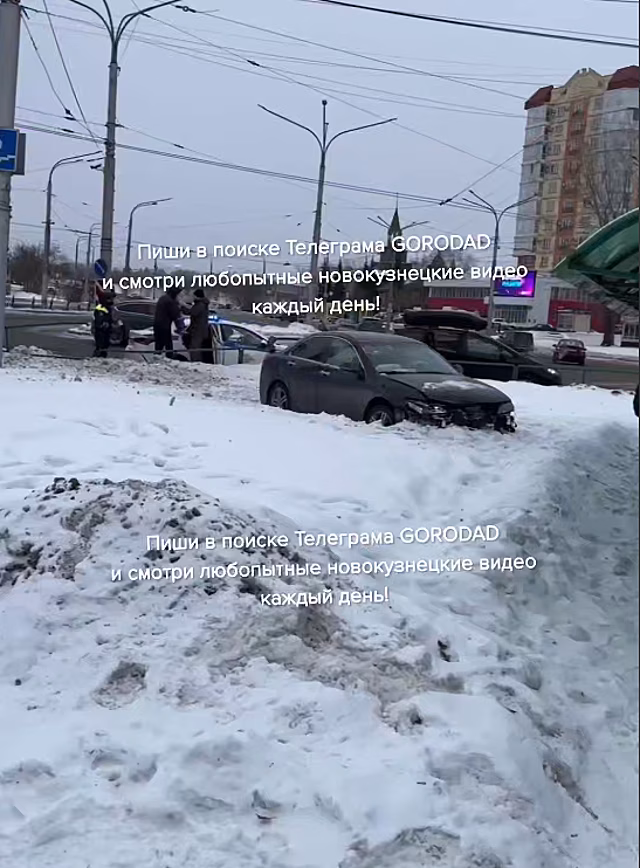 Автомобиль с маленькой пассажиркой проломил ограждение на кольце в Новокузнецке