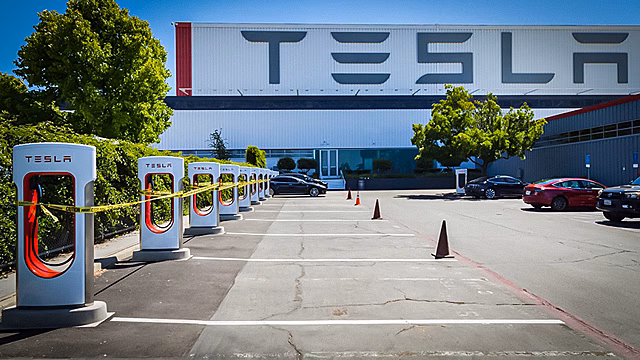 Tesla открыла завод в Калифорнии, несмотря на запрет властей