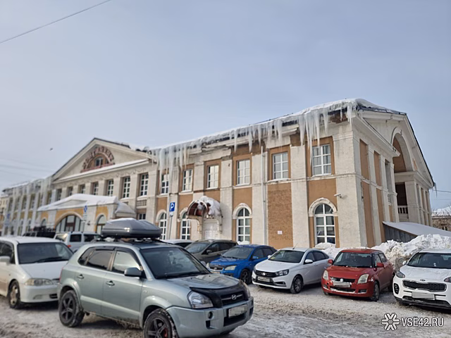 Сосульки словно из фильма ужасов выросли в центре Кемерова