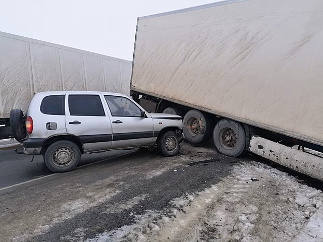 Водитель ГАЗели скончался в массовом ДТП под Саратовом