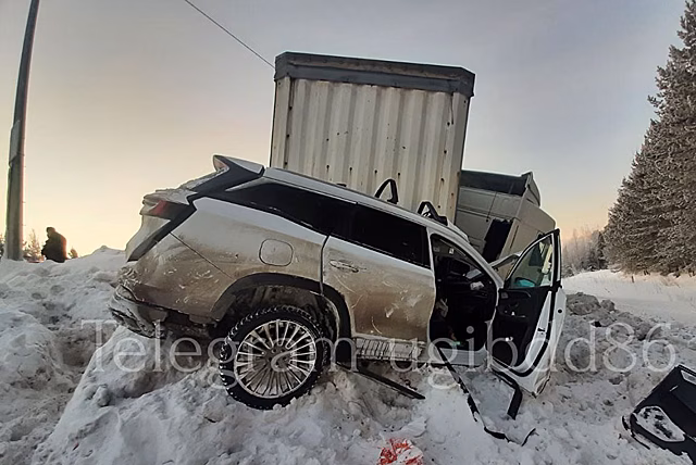 В Югре фура раздавила кроссовер, погибли два человека