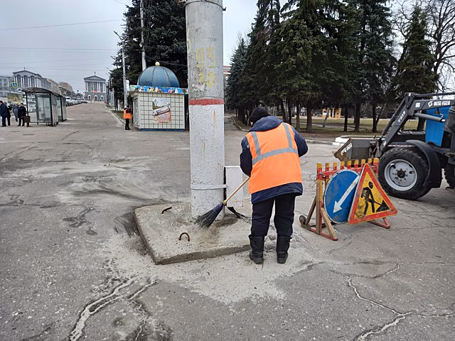 В Курске продолжают убирать улицы после зимы