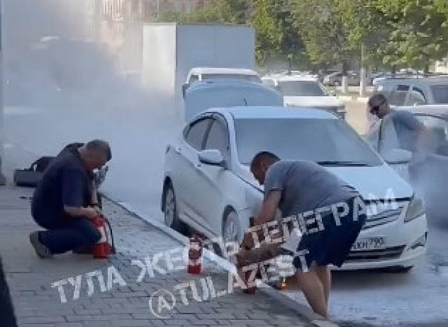 В Туле загорелся автомобиль Hyundai Solaris на улице Советской