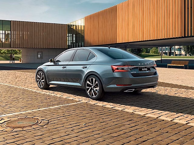 В РФ привезли из КНР лифтбек Skoda Superb 2023 года по цене 3,85 млн рублей