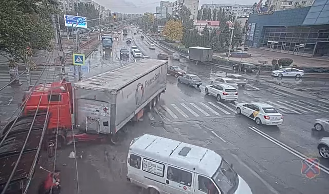 В Волгограде грузовик врезался в остановку общественного транспорта