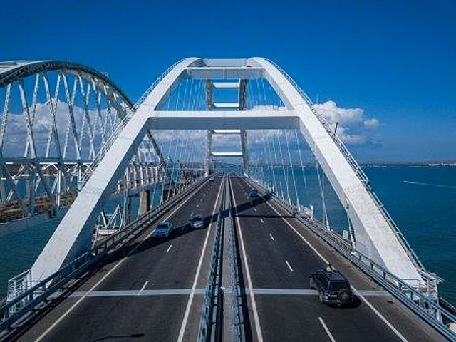 В Крыму предложили закрыть мост на материковую Россию