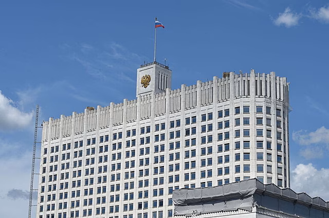 Мишустин поручил Минпросвещения проверить объем нагрузки обучающихся