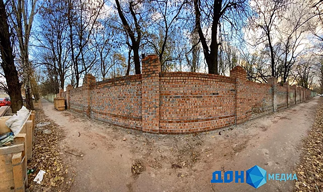 Часть старого кирпичного забора вокруг стадиона &laquo;Трудовые резервы&raquo; восстановили в Ростове