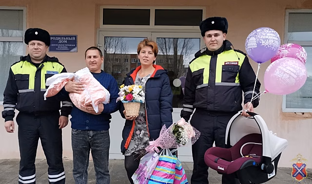 Сотрудники ГИБДД доставили волгоградку в роддом с мигалками