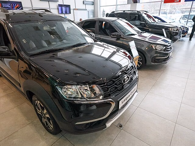 Продажи новых автомобилей Lada в РФ упали на 28,7% в январе
