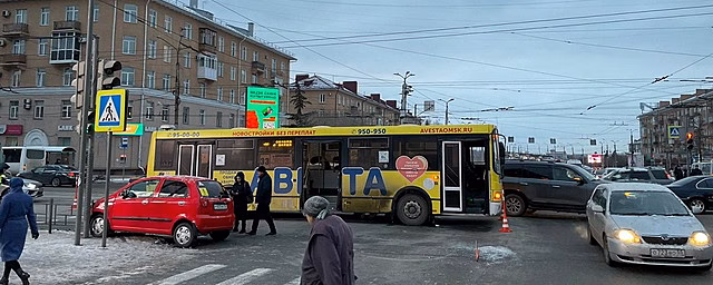 В Омске автомобиль «Шевроле» на скорости столкнулся с пассажирским автобусом