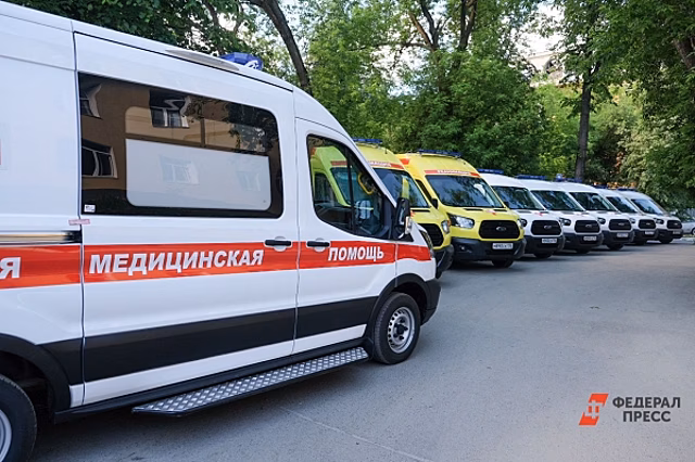 В ДТП с фурой на КАД погибла женщина: большегруз опрокинулся на микроавтобус с детьми