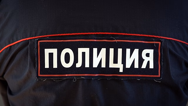В Подмосковье автоледи пыталась топором разрубить шлагбаум