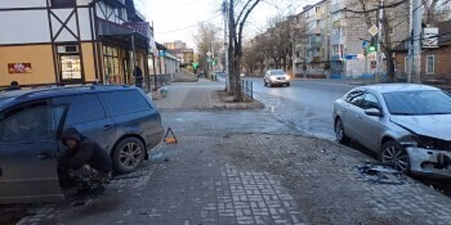 В Калуге Volkswagen от удара вылетел на тротуар и сбил двух маленьких детей