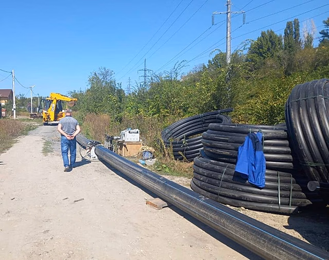 В Воробьевке строят новый водопровод для многодетных