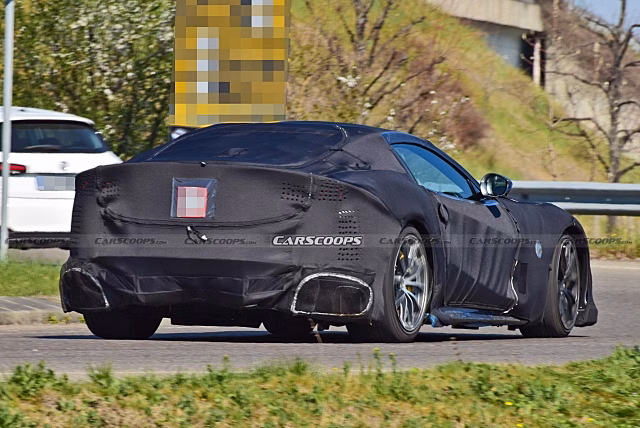 Обнародованы фото с тестов нового суперкара Ferrari 812
