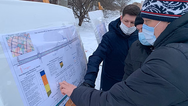 Подрядчик завозит материалы к месту строительства ул. Поэта Романова в Вологде