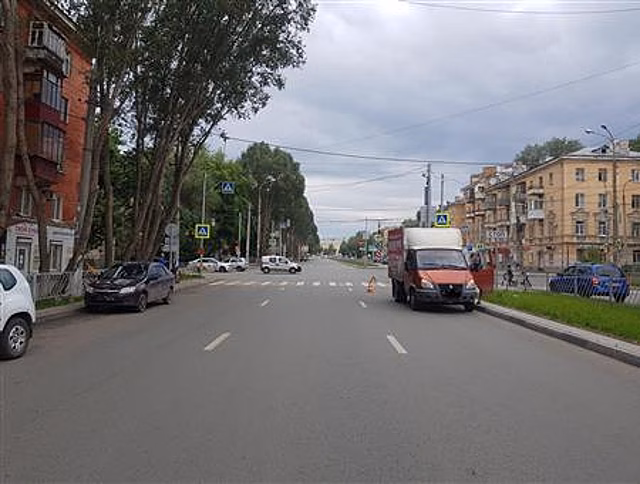В Самаре в реанимацию госпитализировали попавшую под грузовик женщину
