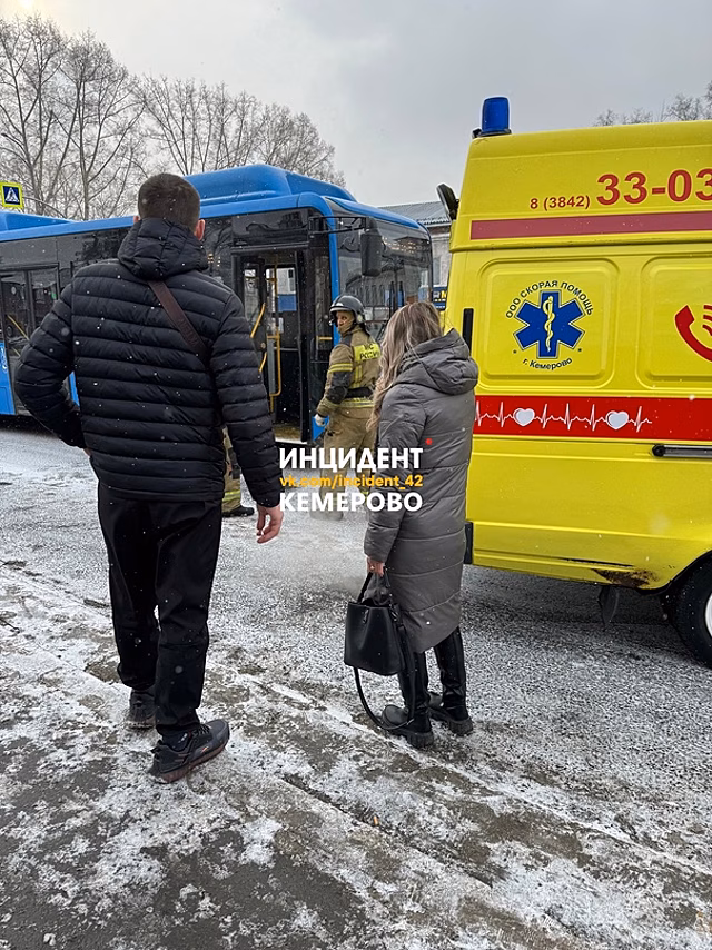 "Протащил до остановки": очевидцы сообщили о сбитой автобусом в Кемерове женщине
